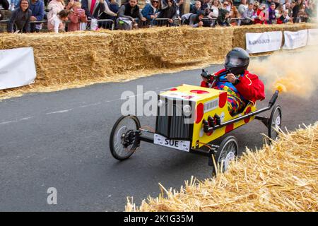 SUE avec échappement pyrotechnique flamboyant à Longridge, Preston. UK News 18 septembre 2022 ; événement caritatif communautaire Soapbox Derby qui se déroule au cœur du village. Une journée de « détente en famille, courses, costumes et charrettes loufoques, sensations fortes et déversements » a attiré des milliers de visiteurs dans la rue principale de la ville. Des véhicules en bois, fabriqués à la main et sans moteur, descendaient Berry Lane tandis que la principale rue du village était transformée en une piste de course inhabituelle pour la journée. L'événement a été organisé afin de recueillir des fonds essentiels pour l'action communautaire de Longridge. 'Credit ; MediaWorldImages/Alay LiveNews Banque D'Images