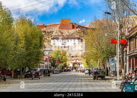 La rue principale de la ville de Gyantse dans la préfecture de Gyantse, Tibet en Chine, menant au monastère bouddhiste Pelkor Chode Banque D'Images