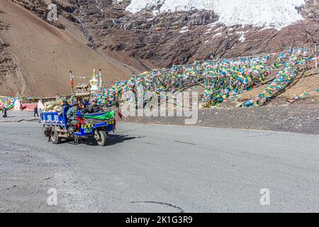 Situé entre la ville de Gyantse et le lac Yamdrok sur l'autoroute S307 se trouve l'imposant glacier Kkarola au Tibet, en Chine. Banque D'Images