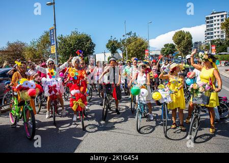 Istanbul, Turquie - 18 septembre 2022 : visite en vélo des femmes de fantaisie. Visite en vélo des femmes d'Istanbul. Belle femme est à vélo pour l'environnement Banque D'Images
