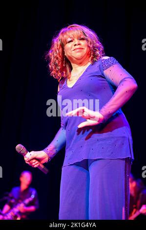 Deniece Williams joue en direct sur scène lors du Giants of Soul Tour à l'hôtel de ville de Sheffield, à Sheffield. (Photo de Robin Burns / SOPA Images / Sipa USA) Banque D'Images