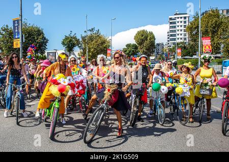 Istanbul, Turquie - 18 septembre 2022 : visite en vélo des femmes de fantaisie. Visite en vélo des femmes d'Istanbul. Belle femme est à vélo pour l'environnement Banque D'Images