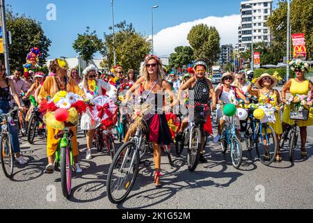 Istanbul, Turquie - 18 septembre 2022 : visite en vélo des femmes de fantaisie. Visite en vélo des femmes d'Istanbul. Belle femme est à vélo pour l'environnement Banque D'Images