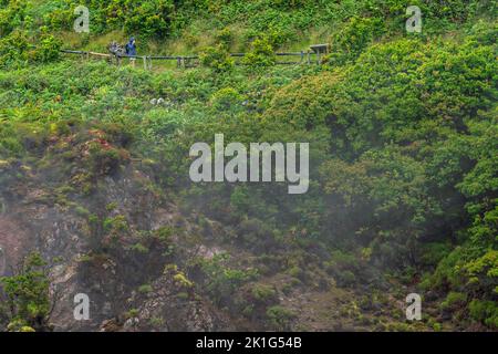 Le dioxyde de carbone et les gaz sulfurés s'échappent des fumaroles volcaniques dans le parc naturel de Furnas do Enxofre, sur l'île de Terceira, dans les Açores, au Portugal. Les Açores abritent 26 volcans actifs, dont 8 sous-marins. Banque D'Images