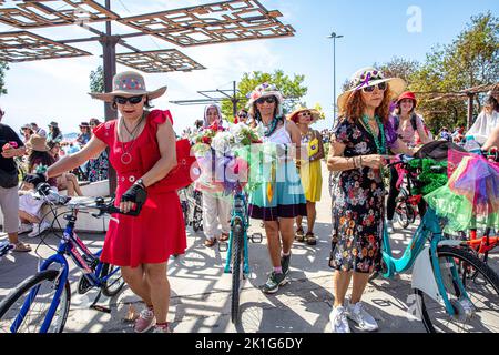 Istanbul, Turquie - 18 septembre 2022 : visite en vélo des femmes de fantaisie. Visite en vélo des femmes d'Istanbul. Belle femme est à vélo pour l'environnement Banque D'Images