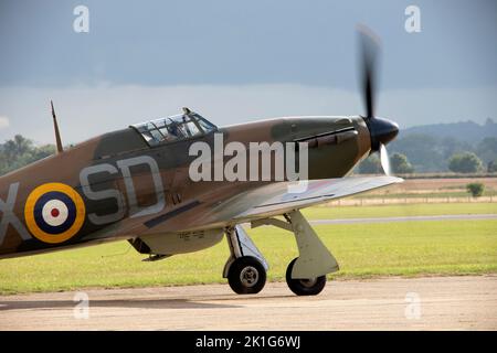 Hawker Hurricanes se dévolte pour former l'exposition aérienne de la grande aile lors du salon de l'aviation de la bataille d'Angleterre de l'IWM Duxford le 10th septembre 2022 Banque D'Images