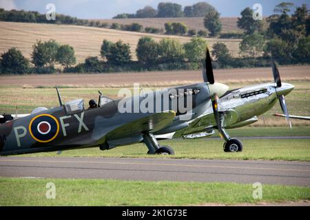 Les Spitfires Supermarine se dévoleront pour former l'exposition aérienne de la grande aile lors de l'exposition aérienne de la bataille de Grande-Bretagne de l'IWM Duxford le 10th septembre 2022 Banque D'Images