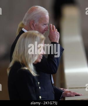 LE président DES ÉTATS-UNIS Joe Biden signe la croix alors qu'il voit le cercueil de la reine Elizabeth II, situé dans l'État sur la catafalque à Westminster Hall, au Palais de Westminster, à Londres. Date de la photo: Dimanche 18 septembre 2022. Banque D'Images