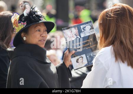 Londres, Royaume-Uni, 18 septembre 2022 : des foules envahissent les rues de Whitehall pour rendre hommage à feu le monarque Queen Elizabeth II, dont les funérailles ont lieu demain. Certaines personnes campent le long de la voie de procession que le cercueil prendra après le service à l'abbaye de Westminster. Anna Watson/Alay Live News Banque D'Images