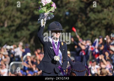 Rocca Di Papa, Italie. 18th septembre 2022. Sports équestres: Championnat du monde, Evesting, Jumping. Julia Krajewski (Allemagne) est heureuse de sa médaille d'argent dans l'individu et de la médaille d'or dans la classification de l'équipe en montant sur le tour d'honneur. L'événement a lieu sur le plateau de Pratoni del Vivaro. Credit: Friso Gentsch/dpa/Alay Live News Banque D'Images