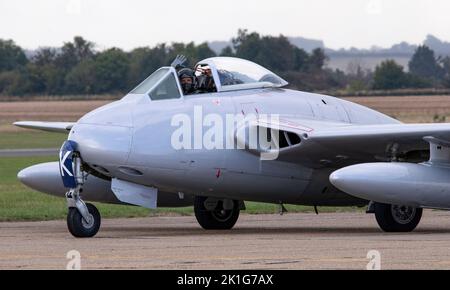 Le pilote de Havilland Vampire FB6 se-DXS, qui se dirige vers la ligne aérienne après son exposition aérienne à l'IWM Duxford Battle of Britain Airshow 10th septembre Banque D'Images