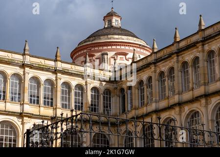 Lycée San Bartolome avec église San Ignacio à la Candelaria à Bogota, Colombie Banque D'Images