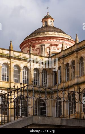 Lycée San Bartolome avec église San Ignacio à la Candelaria à Bogota, Colombie Banque D'Images