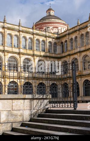 Lycée San Bartolome avec église San Ignacio à la Candelaria à Bogota, Colombie Banque D'Images