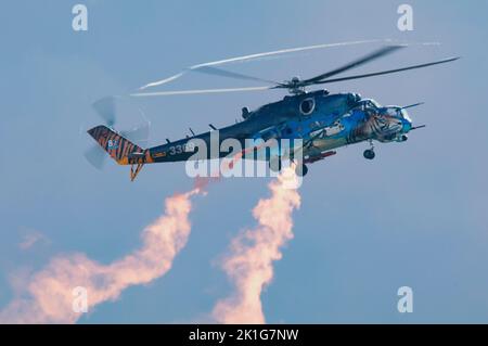 L'hélicoptère d'attaque Mil mi-24 Hind de l'armée de l'air tchèque a montré son vol lors du spectacle aérien de la bataille de Grande-Bretagne de l'IWM Duxford le 10th septembre Banque D'Images