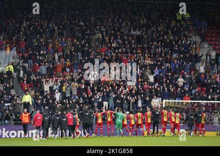 DEVENTER - les joueurs de Vas-y Eagles célèbrent avec les supporters la victoire sur les Emmen FC après le match néerlandais Eredivisie entre les Eagles Vas-y et les Emmen FC à de Adelarshorst sur 18 septembre 2022 à Deventer, pays-Bas. ANP ROY LAZET Banque D'Images