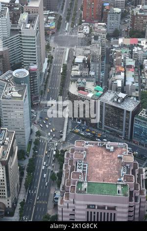 Une vue aérienne d'un paysage urbain avec de hauts bâtiments et des rues avec la circulation à Taipei, Taiwan Banque D'Images