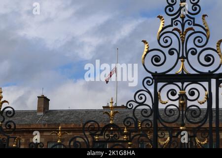 Union Jack vole en Berne au château de Hillsborough, Royal Hillsborough, Irlande du Nord Banque D'Images