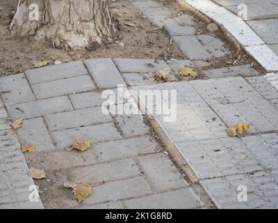 carreaux de trottoir inégaux. Nids-de-poule, insécurité et risques, image hd Banque D'Images