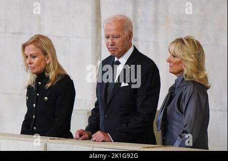 RETRANSMETTANT AVEC UN NOM SUPPLÉMENTAIRE le président américain Joe Biden, la première dame Jill Biden (à droite) ET l'ambassadeur des États-Unis au Royaume-Uni Jane Hartley voient le cercueil de la reine Elizabeth II, situé dans l'État sur la catafalque à Westminster Hall, au Palais de Westminster, à Londres. Date de la photo: Dimanche 18 septembre 2022. Banque D'Images