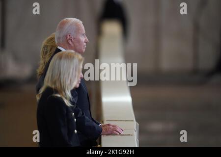 RETRANSMETTANT AVEC UN NOM SUPPLÉMENTAIRE le président des États-Unis Joe Biden et l'ambassadeur des États-Unis au Royaume-Uni Jane Hartley, regardez le cercueil de la reine Elizabeth II, couché dans l'État sur la catafalque à Westminster Hall, au Palais de Westminster, à Londres, avant ses funérailles lundi. Date de la photo: Dimanche 18 septembre 2022. Banque D'Images