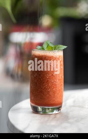 Smoothies aux cerises et cerises fraîches. Image verticale avec mise au point sélective. Banque D'Images