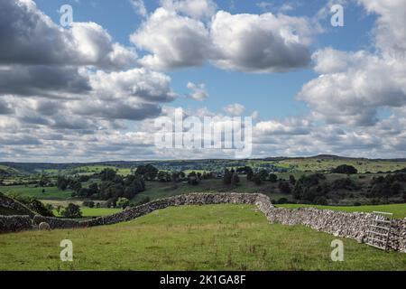 La vallée de Dove près de Harrington - un paysage typique de White Peak, parc national de Peak District, Derbyshire Banque D'Images