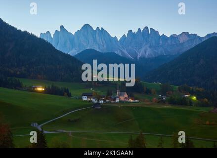 Vallée de Funes dans les montagnes des Dolomites la nuit. Étoiles et lune sur la chaîne de montagnes d'Odle Banque D'Images