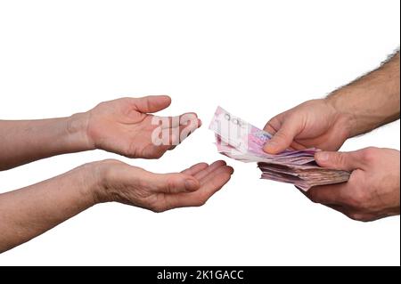 Une femme âgée prend de l'argent des mains d'un jeune homme Banque D'Images