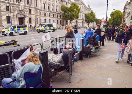 Londres, Royaume-Uni. 18th septembre 2022. Les amateurs de garrots attendent sur Whitehall. Des centaines de coursiers ont installé des tentes, des lits de fortune et des sièges dans les rues de Westminster à la veille des funérailles d'État de la Reine pour s'assurer qu'ils bénéficient des meilleures vues. Credit: Vuk Valcic/Alamy Live News Banque D'Images