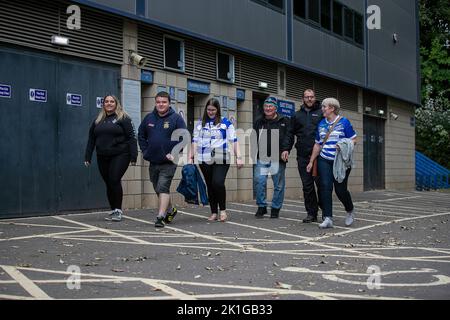 Halifax, Royaume-Uni. 18th septembre 2022. *** LES FANS DE HALIFAX SE RENDENT AU STADE lors du match de championnat Betfred entre Halifax Panthers et York City Knights au Shay Stadium, à Halifax, au Royaume-Uni, le 18 septembre 2022. Photo de Simon Hall. Utilisation éditoriale uniquement, licence requise pour une utilisation commerciale. Aucune utilisation dans les Paris, les jeux ou les publications d'un seul club/ligue/joueur. Crédit : UK Sports pics Ltd/Alay Live News Banque D'Images