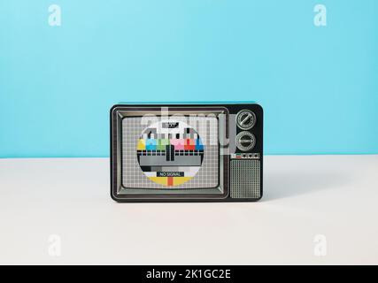 Retro television test - no signal on blue and pink background. Minimal concept. Banque D'Images