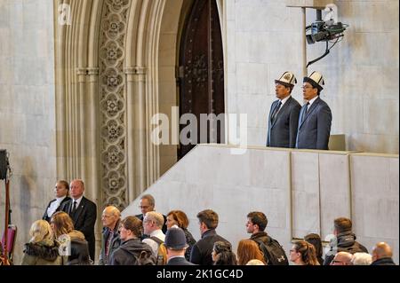 Londres, Royaume-Uni. 18th septembre 2022. Les délégations officielles respectent le cercueil de la reine Élisabeth II, à l'intérieur du palais de Westminster, à Londres, dimanche, 18 septembre 2022. Photo par Annabel Moeller/Parlement britannique/UPI crédit: UPI/Alay Live News Banque D'Images