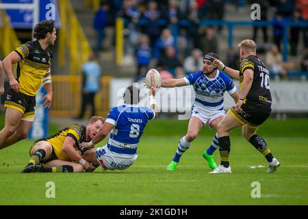 Halifax, Royaume-Uni. 18th septembre 2022. *** Adam Tangata de Halifax délègue son coéquipier Louis Joufrett lors du match de championnat Betfred entre Halifax Panthers et les York City Knights au Shay Stadium, à Halifax, au Royaume-Uni, le 18 septembre 2022. Photo de Simon Hall. Utilisation éditoriale uniquement, licence requise pour une utilisation commerciale. Aucune utilisation dans les Paris, les jeux ou les publications d'un seul club/ligue/joueur. Crédit : UK Sports pics Ltd/Alay Live News Banque D'Images