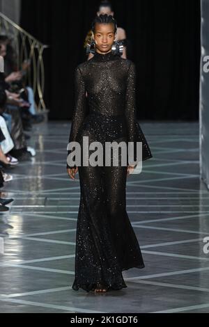 Londres, Royaume-Uni. 18th septembre 2022. Un mannequin marche sur la piste du spectacle de mode Halpern pendant le Spring Summer 2023 Collections Fashion Show à la London Fashion week à Londres, en Angleterre, sur 18 septembre 2022. (Photo de Jonas Gustavsson/Sipa USA) crédit: SIPA USA/Alay Live News Banque D'Images