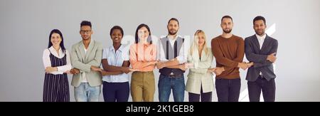 Portrait d'un groupe réussi de gens d'affaires debout ensemble dans la rangée et tenant les mains. Banque D'Images