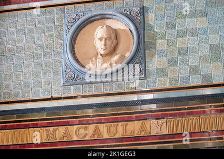 Café en faïence de la galerie d'art de Leeds, Macaulay. Banque D'Images