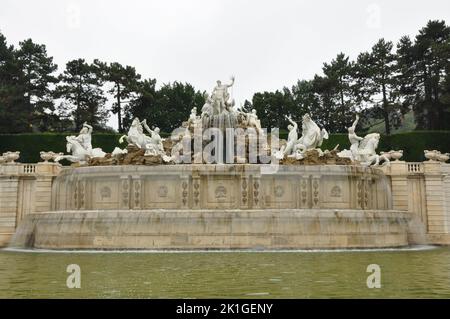 La Fontaine de Neptune dans le parc du château au Palais de Schönbrunn à Vienne, Autriche Banque D'Images