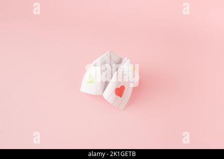 Papier origami fortune teller sur fond rose. Concept minimal. Banque D'Images