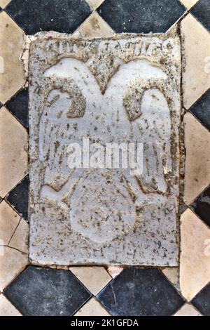 Sculpture en marbre de l'aigle byzantin à double tête, symbole de l'Empire byzantin et aujourd'hui celui de l'Église chrétienne orthodoxe grecque. Banque D'Images