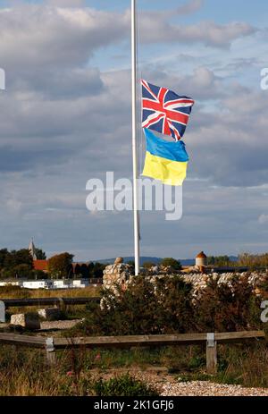 En gros plan sur les drapeaux nationaux du Royaume-Uni et de l'Ukraine, le Royaume-Uni a vu des haltes en plein air. Banque D'Images