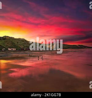 La grande plage et le grand ciel de Saltburn-by-the-Sea sur la côte du Yorkshire du Nord. Banque D'Images