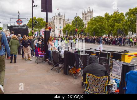 Londres, Angleterre, Royaume-Uni. 18th septembre 2022. Les amateurs de garrots attendent sur Whitehall. Des centaines de coursiers ont installé des tentes, des lits de fortune et des sièges dans les rues de Westminster à la veille des funérailles d'État de la Reine pour s'assurer qu'ils bénéficient des meilleures vues. (Image de crédit : © Vuk Valcic/ZUMA Press Wire) Banque D'Images