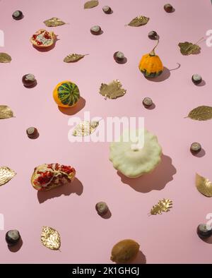 Autumn fruits and vegetables on the pale pink background. Minimal concept. Banque D'Images
