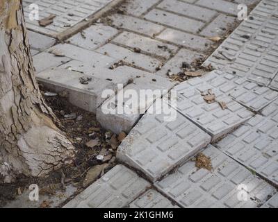 carreaux de trottoir inégaux. Nids-de-poule, insécurité et risques, image hd Banque D'Images