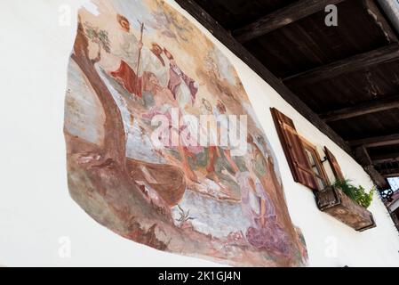 Oberammergau, Allemagne - octobre 2021 : détail d'une façade avec une fresque religieuse peinte dans la ville bavaroise d'Oberammergau. Banque D'Images