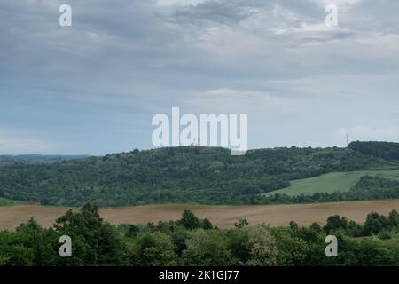 Église du village sur une colline au ciel sombre, église Saint Anthony sur la colline de Topuz près de Derventa Banque D'Images