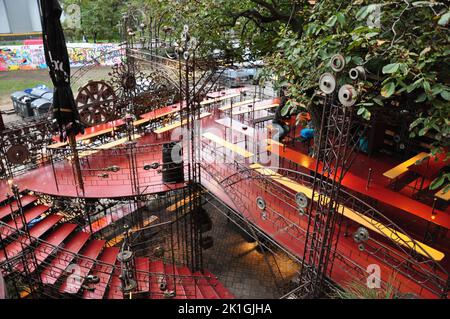 La terrasse et l'espace extérieur d'un autre club de steampunk à Prague, République tchèque Banque D'Images