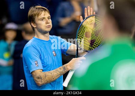 Emirates Arena, Glasgow, Royaume-Uni. 18th septembre 2022. Davis Cup tennis, Grande-Bretagne contre Kazakhstan: Cameron Norrie contre Alexander Bublik. Alexander Bublik applaudit la foule après avoir gagné le jeu 6:4 6:3 Credit: Action plus Sports/Alamy Live News Banque D'Images