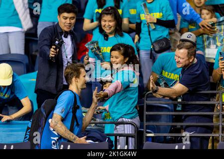 Emirates Arena, Glasgow, Royaume-Uni. 18th septembre 2022. Davis Cup tennis, Grande-Bretagne contre Kazakhstan: Cameron Norrie contre Alexander Bublik. Alexander Bublik applaudit la foule après avoir gagné le jeu 6:4 6:3 Credit: Action plus Sports/Alamy Live News Banque D'Images